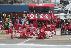 Kyle Larson, Chip Ganassi Racing Chevrolet, pit action