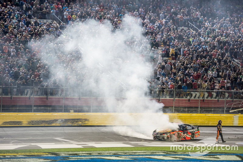 10. Tony Stewart, Stewart-Haas Racing Chevrolet crash