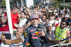 Carlos Sainz Jr. met fans