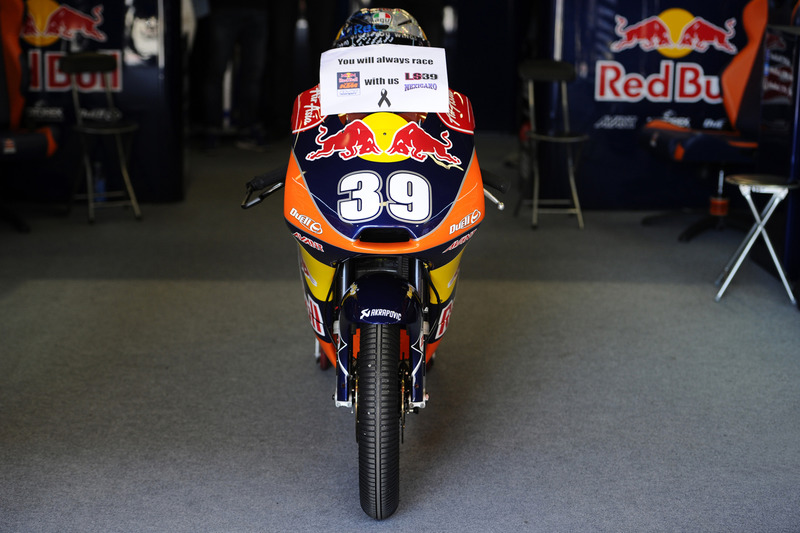 Garaje de Red Bull KTM con la moto de Luis Salom