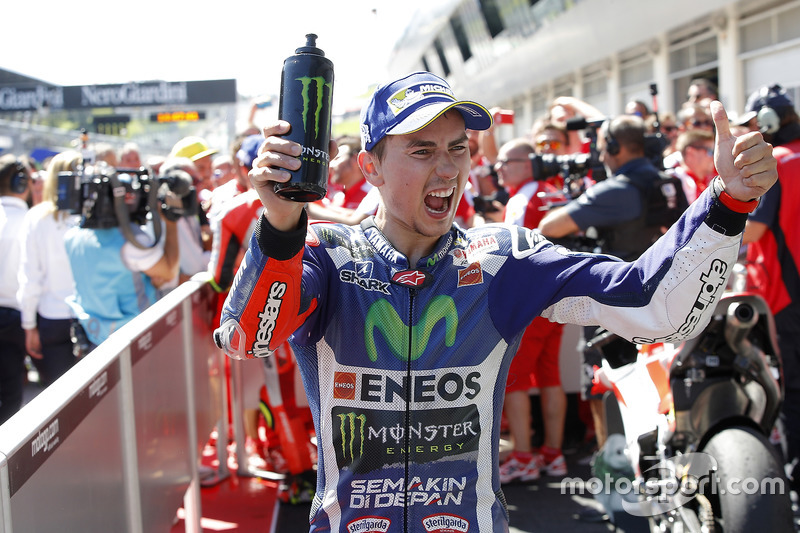 Após três corridas ruins, Lorenzo comemorou bastante o terceiro lugar.