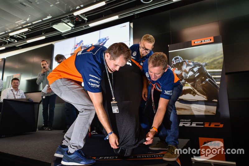 Mika Kallio, Sebastian Risse et Mike Leitner dévoilent la KTM MotoGP