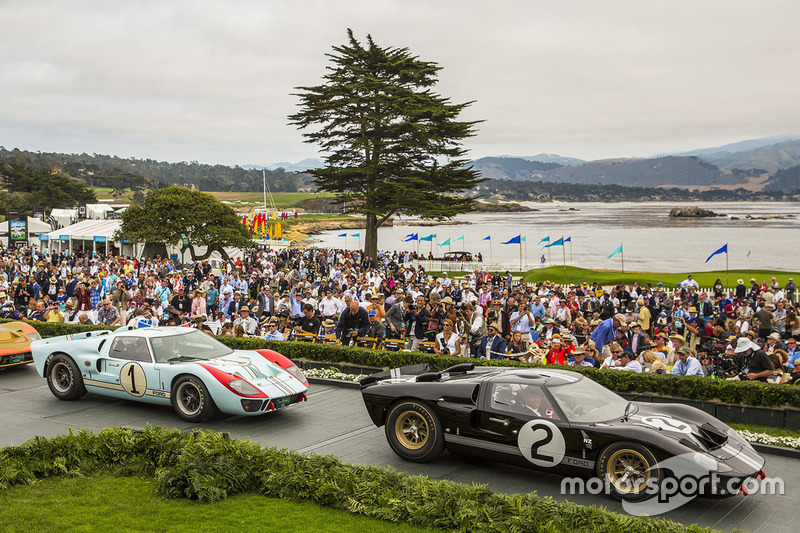 A pair of Ford GT40s