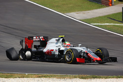 Esteban Gutierrez, Haas F1 Team VF-16 met een lekke band bij de start