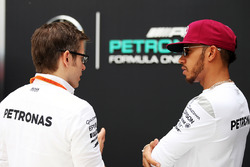 (L to R): Peter Bonnington, Mercedes AMG F1 Race Engineer with Lewis Hamilton, Mercedes AMG F1