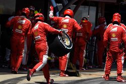 Sebastian Vettel, Ferrari SF16-H s'arrête aux stands