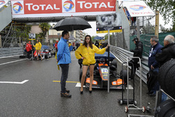 La charmante Grid Girl d'Anthoine Hubert, Van Amersfoort Racing Dallara F312 Mercedes-Benz,