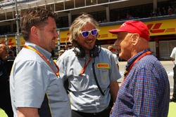 Paul Hembery, Pirelli Motorsport Director, dan Niki Lauda, Mercedes Non-Executive Chairman, di grid