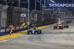 Restart: Nico Rosberg, Mercedes AMG F1 W07 Hybrid, führt und ein Sportwart in Bedrängnis