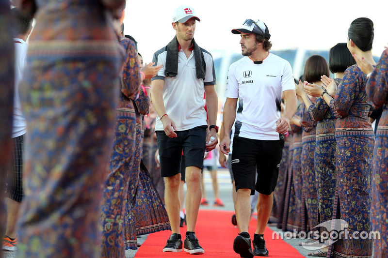 Romain Grosjean, Haas F1 Team; Fernando Alonso, McLaren Honda