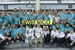 Race winner Nico Rosberg, Mercedes AMG F1 Team celebrates with team mate Lewis Hamilton, Mercedes AM