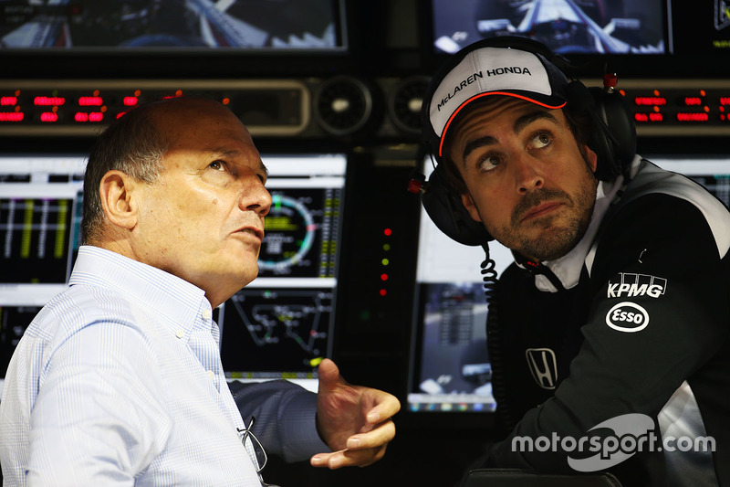 Presidente Ejecutivo de McLaren, Ron Dennis y Fernando Alonso, McLaren