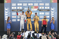 Podium: Racewinnaar Tom Coronel, Roal Motorsport, Chevrolet RML Cruze TC1; tweede plaats Tom Chilton
