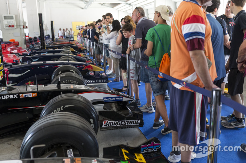 Le monoposto Toro Rosso in esposizione
