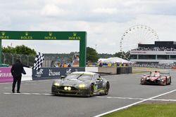 Drapeau à damier : #97 Aston Martin Racing Aston Martin Vantage: Richie Stanaway, Fernando Rees, Jonathan Adam