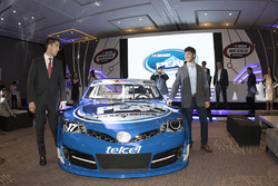 Daniel Suárez piloto de Nascar y Rubén García y el coche de NASCAR Peak México Series