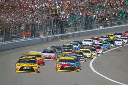 Start: Matt Kenseth, Joe Gibbs Racing Toyota leads