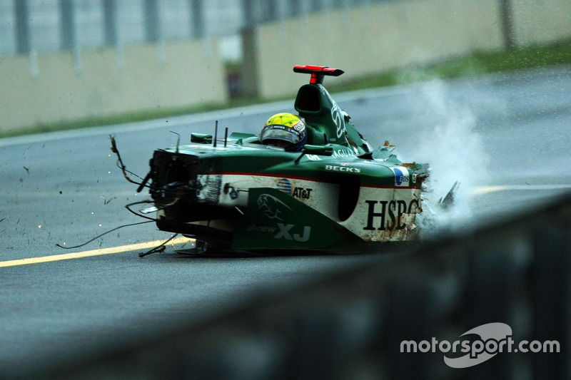 Em 2003 o GP do Brasil terminou apenas duas semanas depois de sua realização. Tudo porque na volta 54, Mark Webber bateu muito forte na Curva do Café, causando a entrada do Safety Car, mas Fernando Alonso bateu no mesmo ponto ao atingir um dos pneus do carro do australiano. 