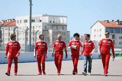 Sebastian Vettel, Ferrari bei der Streckenbegehung mit dem Team