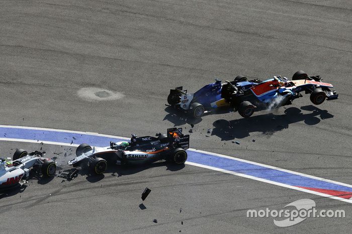 Accidente al inicio de Marcus Ericsson, Sauber C35, Rio Haryanto, Manor Racing MRT05, Esteban Gutiérrez, Haas F1 Team VF-16 y Nico Hulkenberg, Sahara Force India F1 VJM09