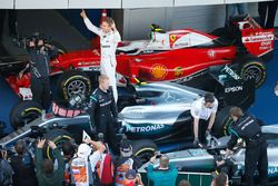 Ganador Nico Rosberg, Mercedes AMG F1 Team W07 en el parc ferme