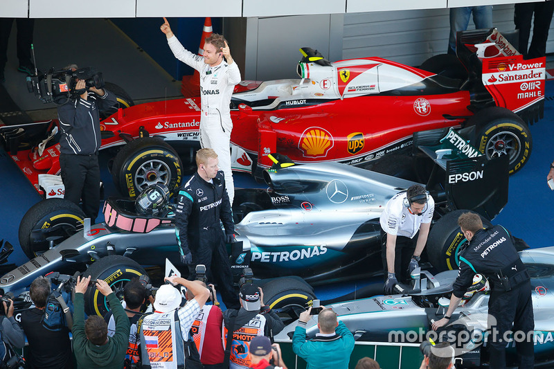 Winnaar Nico Rosberg, Mercedes AMG F1 Team W07 in parc ferme