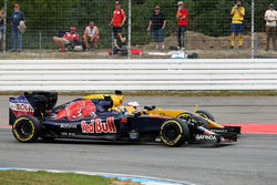 Carlos Sainz Jr., Scuderia Toro Rosso STR11 et Kevin Magnussen, Renault Sport F1 Team RS16 en lutte pour une position