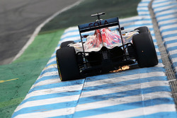 Daniil Kvyat, Scuderia Toro Rosso STR11 sends sparks flying