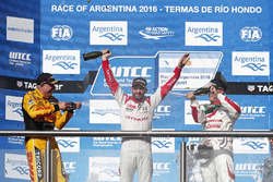 Подиум: победитель - Хосе-Мария Лопес, Citroën World Touring Car Team, второе место - Том Коронель, Roal Motorsport, третье место - Роб Хафф, Honda Racing Team JAS