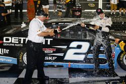 Race winner Brad Keselowski, Team Penske Ford celebrating with Roger Penske