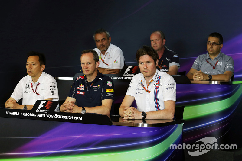 La Conferencia de prensa FIA: Beat Zehnder, director del equipo Sauber F1; Graham Watson, jefe de equipo Scuderia Toro Rosso; Luca Furbatto, Manor Racing jefe de diseño; Yusuke Hasegawa, director del programa de Honda F1; Paul Monaghan, Red Bull Racing Ingeniero; Rob Smedley, Williams Director de rendimiento del vehículo