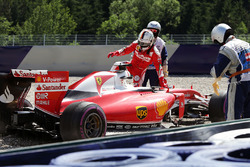 Sebastian Vettel, Ferrari SF16-H spins off the circuit in the second practice session