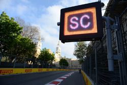 Табло, информирующее об автомобиле безопасности на трассе