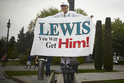 Un cartello in supporto di Lewis Hamilton, Mercedes AMG F1