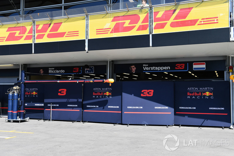 Les garages de Red Bull Racing et des écrans de protection