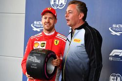 Sebastian Vettel, Ferrari riceve il Pole Position Award da Mario Isola, Sporting Director Pirelli