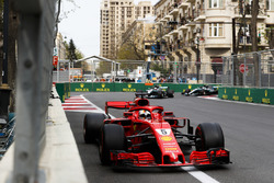 Sebastian Vettel, Ferrari SF71H, Lewis Hamilton, Mercedes AMG F1 W09, e Valtteri Bottas, Mercedes AMG F1 W09