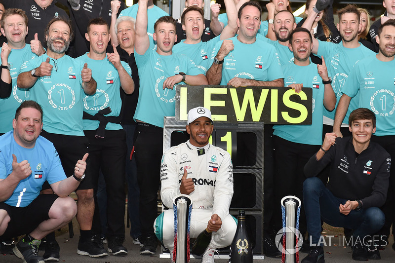 Race winner Lewis Hamilton, Mercedes-AMG F1 celebrates with the team and George Russell