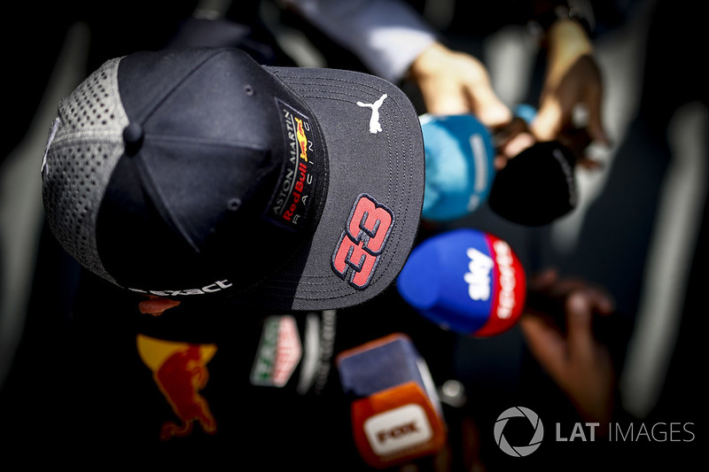 Max Verstappen, Red Bull Racing, con los medios