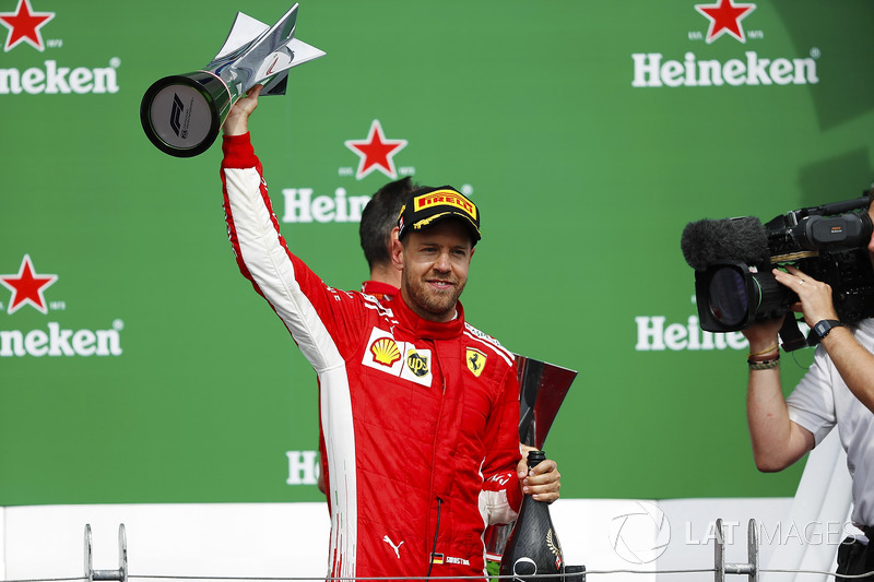 Sebastian Vettel, Ferrari, celebra su victoria en el podio de Canadá