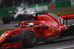 Себастьян Феттель, Ferrari SF71H, и Сергей Сироткин, Williams FW41
