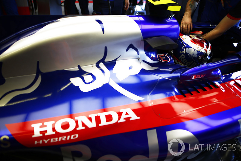 Pierre Gasly, Toro Rosso STR13, in his cockpit.