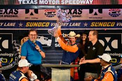 Scott Dixon, Chip Ganassi Racing Honda, festeggia la vittoria nella victory lane, con il trofeo