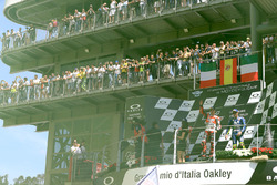 Sur le podium : le vainqueur Jorge Lorenzo, Ducati Team, le troisième, Valentino Rossi, Yamaha Factory Racing