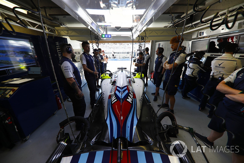 Les mécaniciens avec la voiture de Lance Stroll Williams FW41 dans le garage.