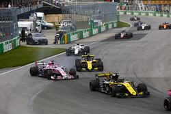 Sergio Perez, Force India VJM11, en lutte avec Carlos Sainz Jr., Renault Sport F1 Team R.S. 18