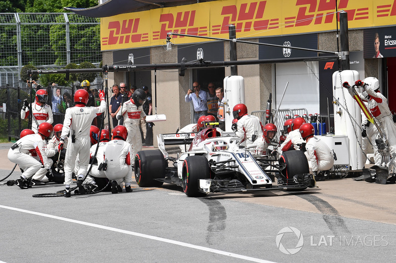 Charles Leclerc, Sauber C37 pit stop