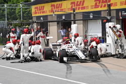 Charles Leclerc, Sauber C37 au stand