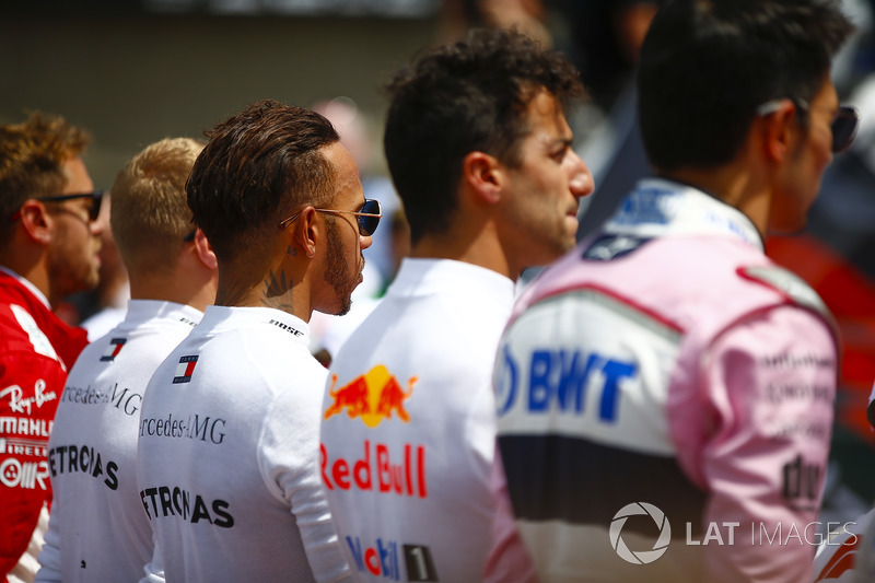 Valtteri Bottas, Mercedes AMG F1, Lewis Hamilton, Mercedes AMG F1, Daniel Ricciardo, Red Bull Racing, et Esteban Ocon, Force India, sur la grille avant le départ