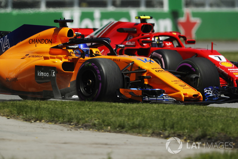 Fernando Alonso, McLaren MCL33, races Kimi Raikkonen, Ferrari SF71H, in FP1